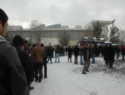 Cami önünde aşure izdihamı yaşandı